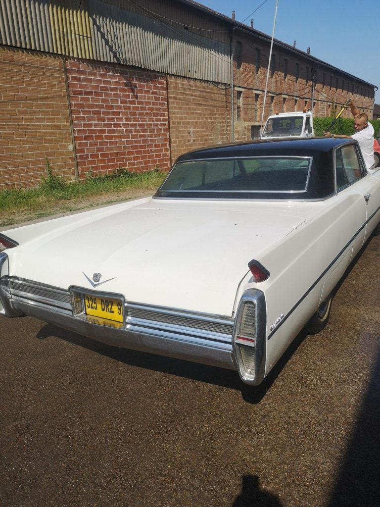 Vendu Cadillac coupé de ville 1964