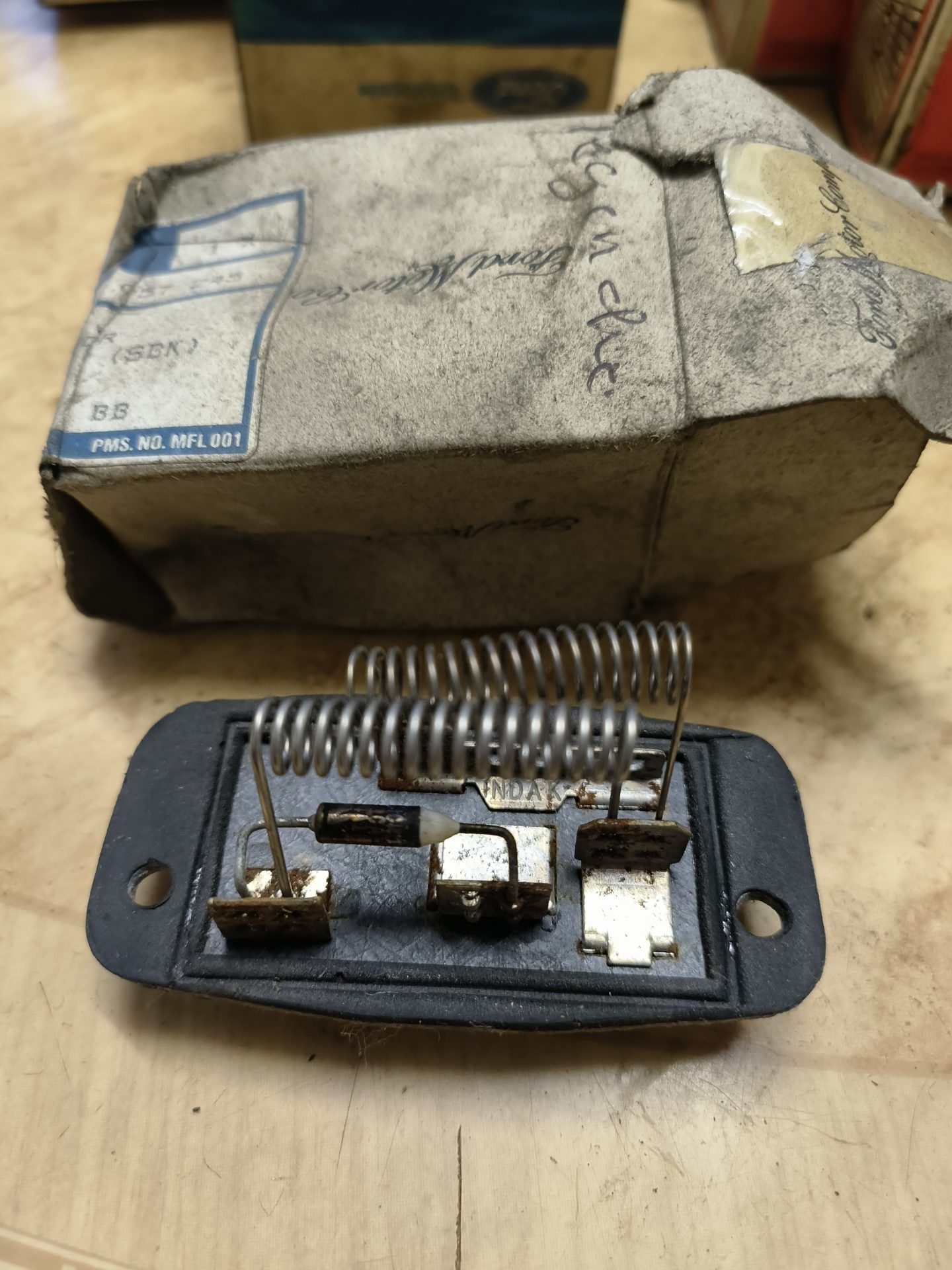 Vendu Résistance de soufflerie Ford – Réf. 88GG-18B647-BB – Neuf (ancien stock de garage)